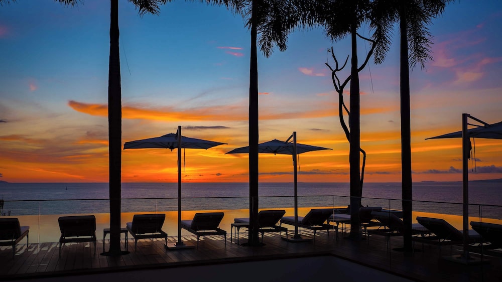 Stylish King-bed Unit - Pool - Ocean View - Gym