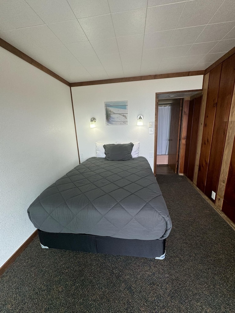 Sunset Oceanfront Lodging