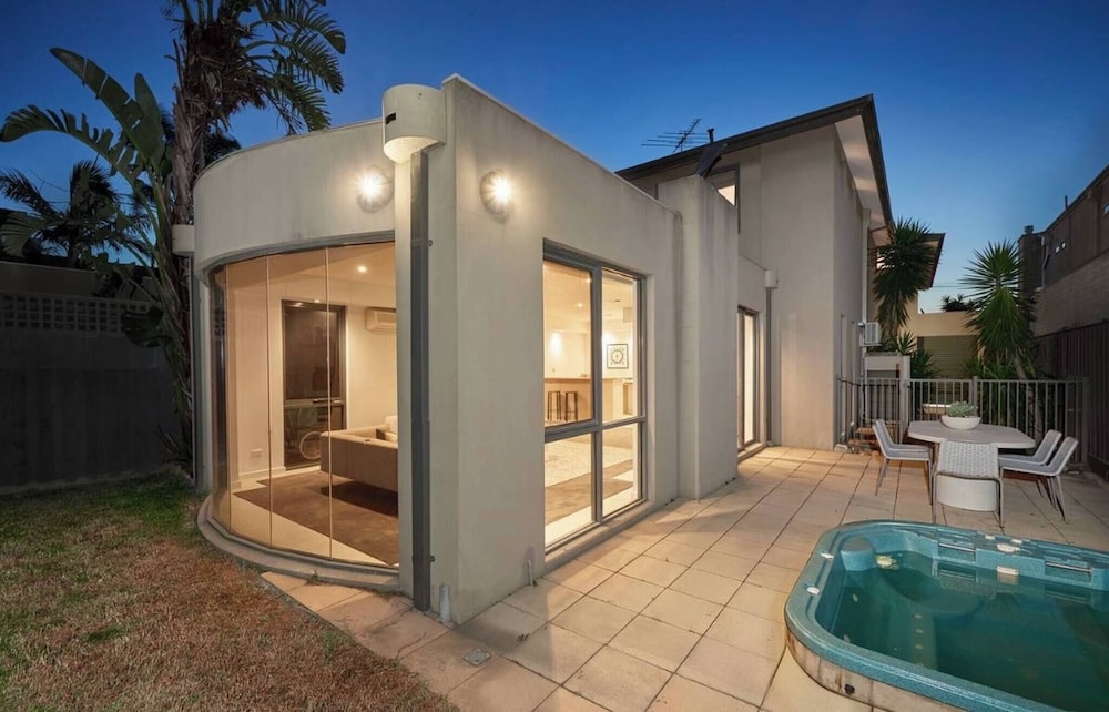Bayside 4 bed in Sandringham w Spa and Sunset Views