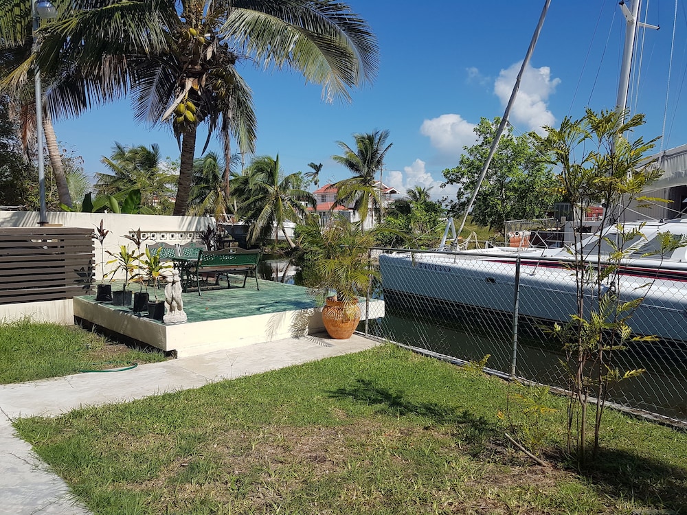 Modern 1 Bed Apartment in Belize City