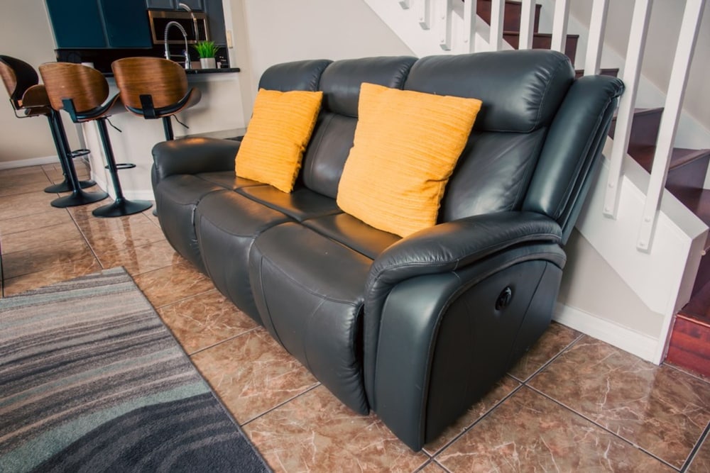 Cheerful 5 bed - 4 Bath Spacious Home