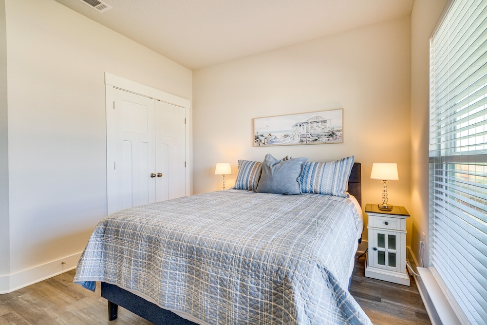 Gulf Breeze Home Rental: 8 Mi to Pensacola Beach!
