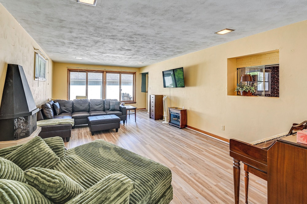 2 Mi to Dtwn Newark: Pet-friendly Home!