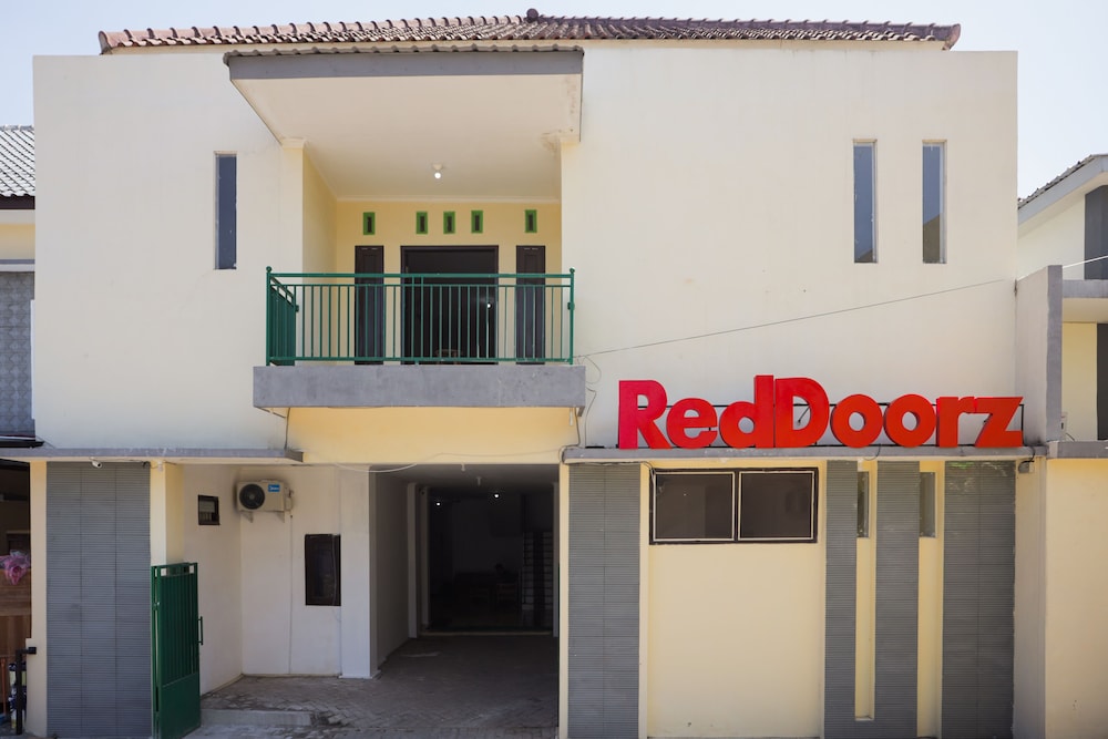 RedDoorz near Plaza Araya 2 view 4