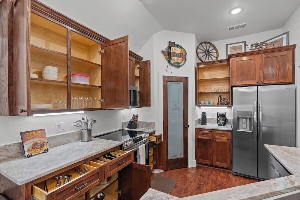 7 min to Stockyards- Cozy & Stylish Home