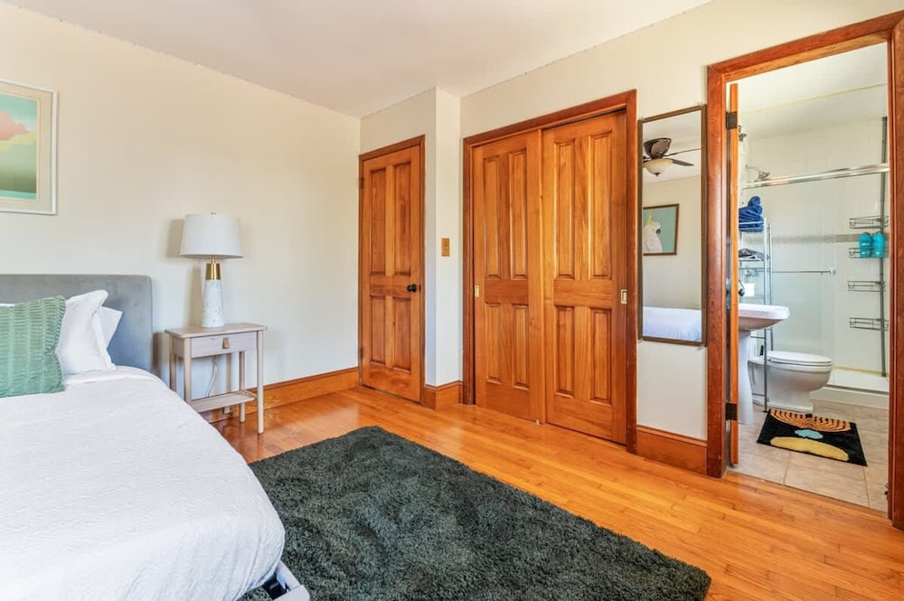 HV Spacious Retreat Sleeps 13 w Hot Tub