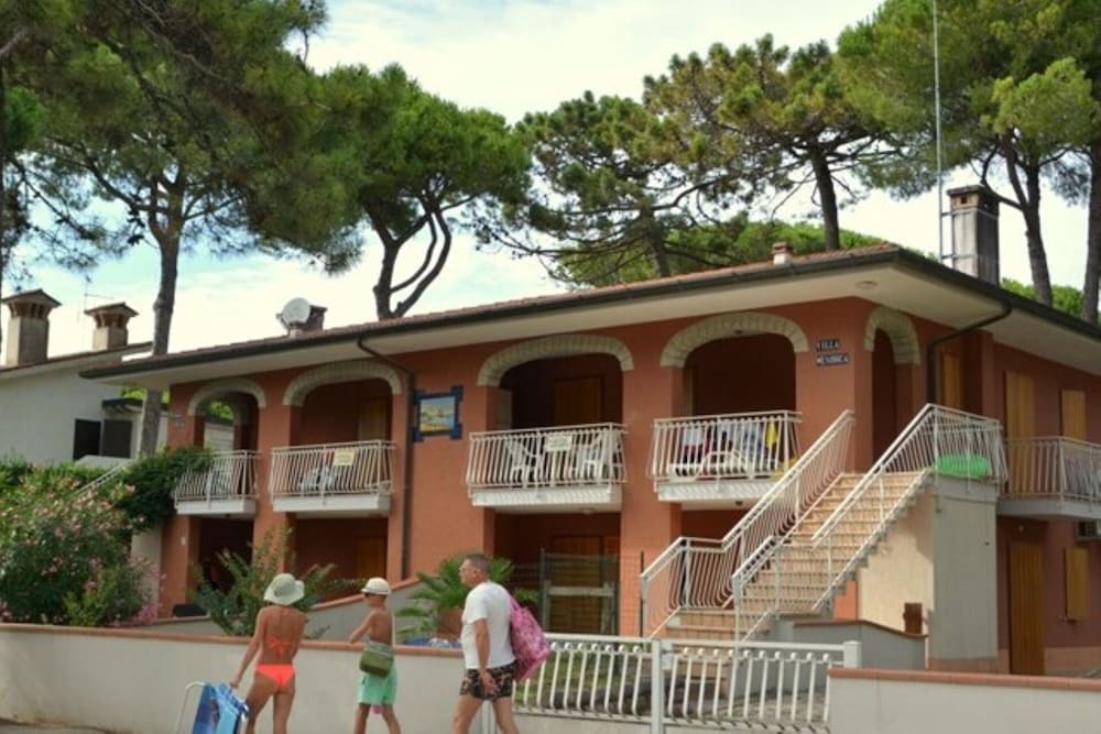Comfy Apartment With Patio and Private Fenced and Furnished Garden