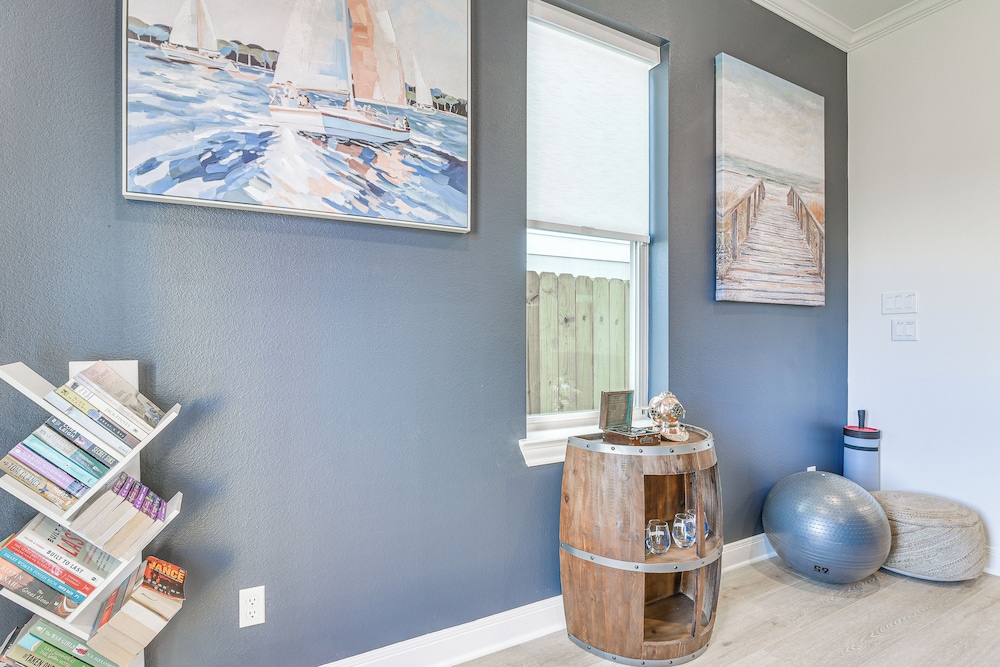 6 Mi to Hospitals: Nurse-friendly Houston Home!