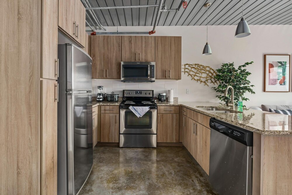 Mid Main Lofts 7122 Trendy 1BR Loft w Office Midtown view 4