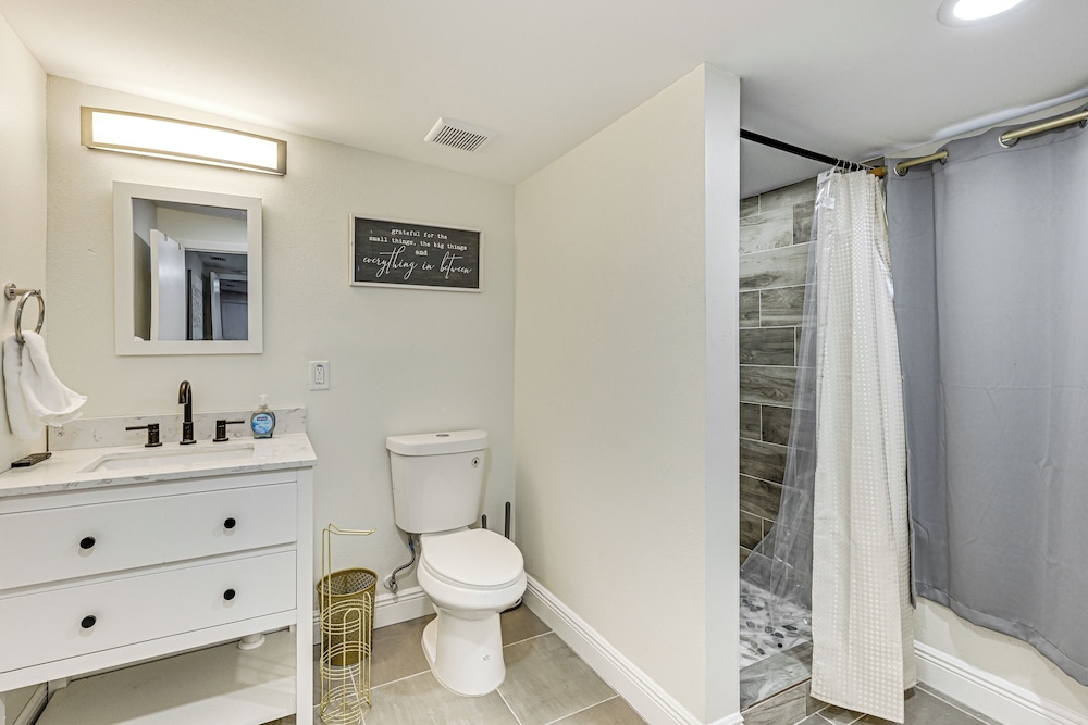 Pet-friendly Home w/ Lanais, Near Dtwn Tampa!