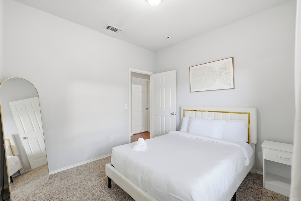 Lux Cozy 5B2B Home for Families