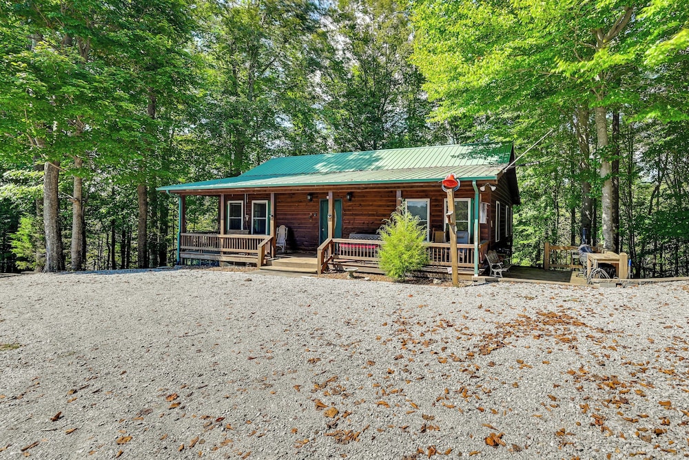 3 Mi to Dale Hollow Lake: Wooded Retreat w/ Decks!