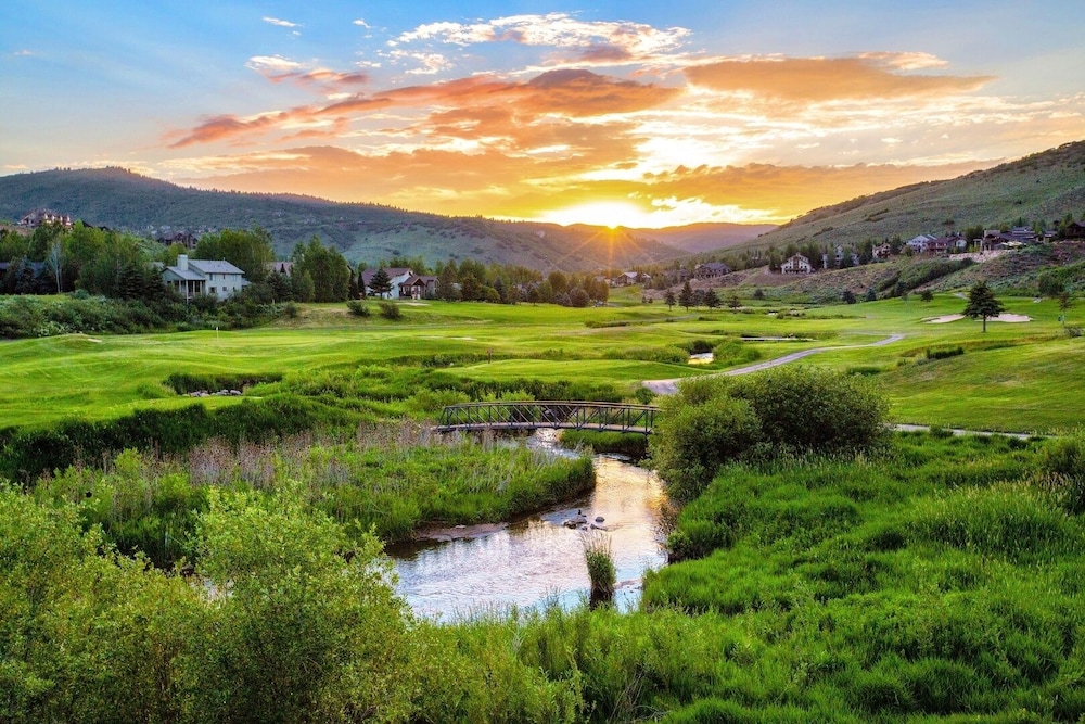 Mountain Luxury In Old Town Spa - Walk To Main 440 3 Bedroom Home