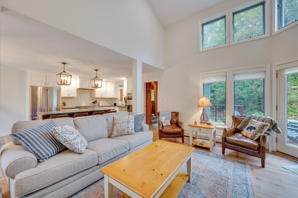 Ski-in Condo w/ Hot Tub on Burke Mtn Slopes!