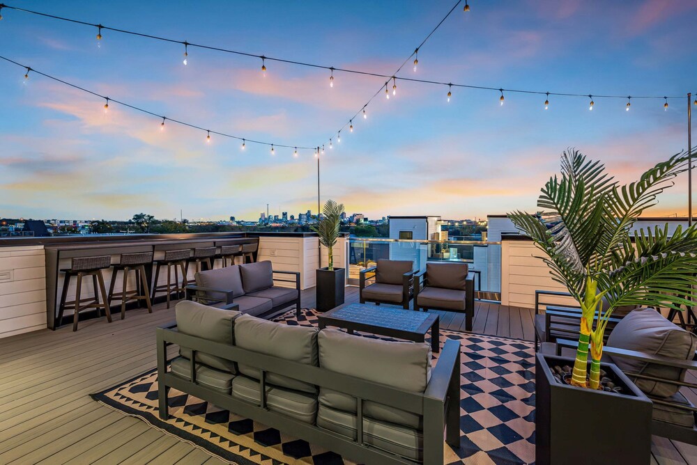 2 Hot Tubs Karaoke Game Room Downtown Nashville