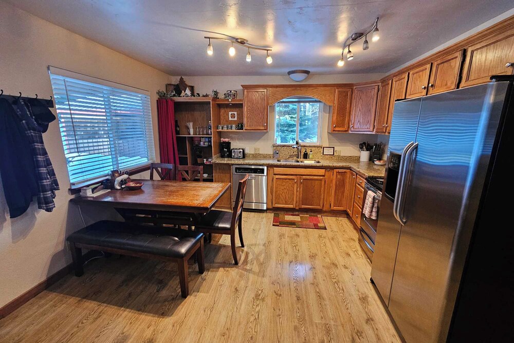 3BR House Near Skiing w/ Hot Tub