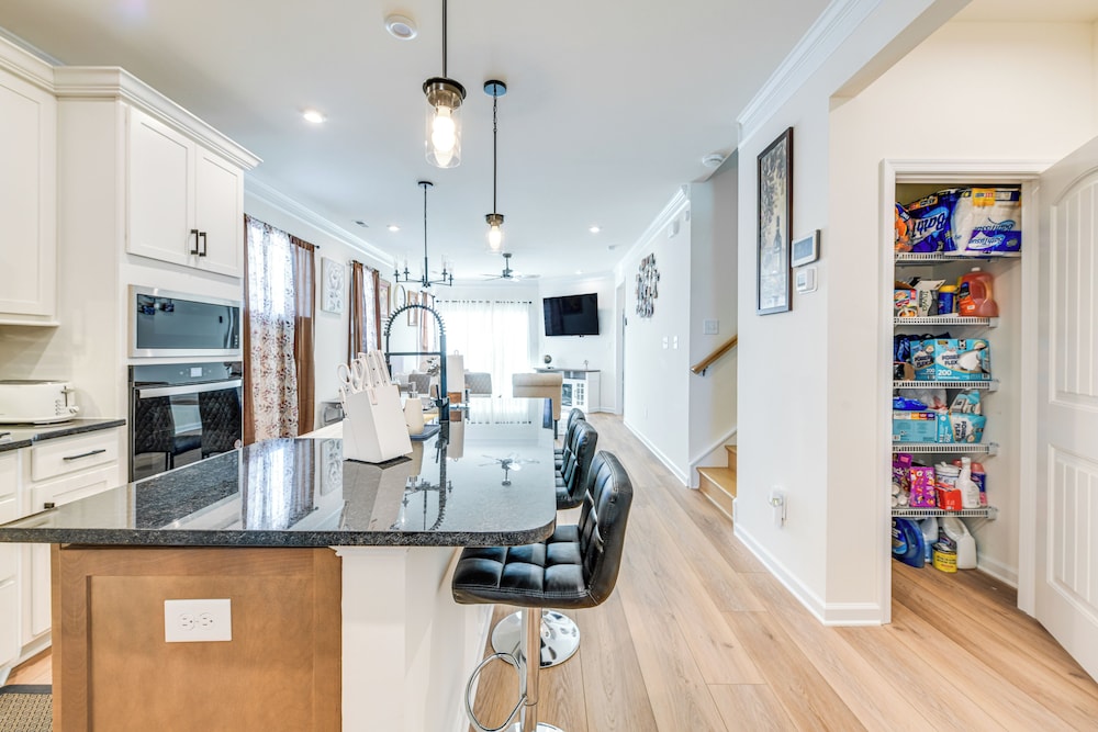 12 Mi to Dtwn Richmond: Spacious Home w/ Deck!