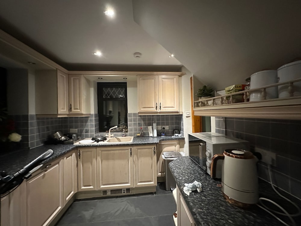 3 Bed Cottage Sleeps 2 With Parking, Garden & Wifi