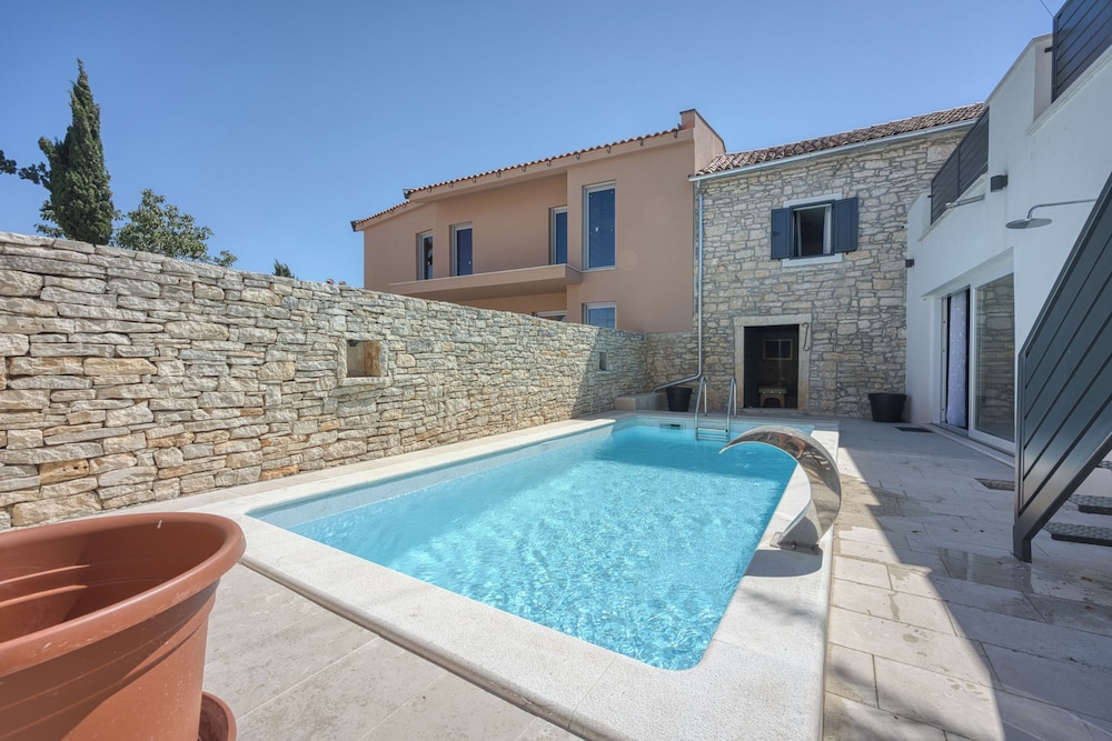 Villa Galant with Pool and Sauna