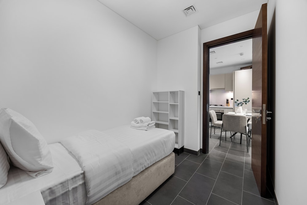 Modern 1BR with Balcony Sobha Hartland
