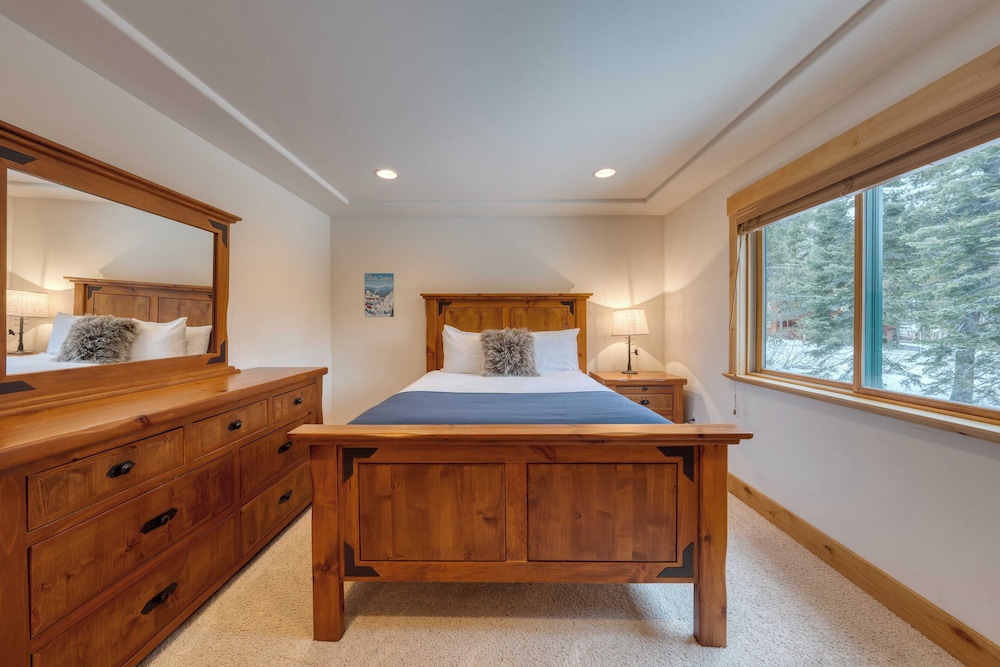 5 Mins to Ski Resort Ping Pong, Pool Table, Deck Donner Ridge by Avantstay