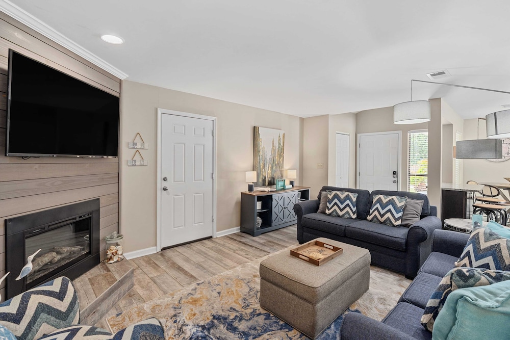Spacious 3BR w/ Tiki Bar + Shared Pool Walk to Beach, Near 30A & Pier Park