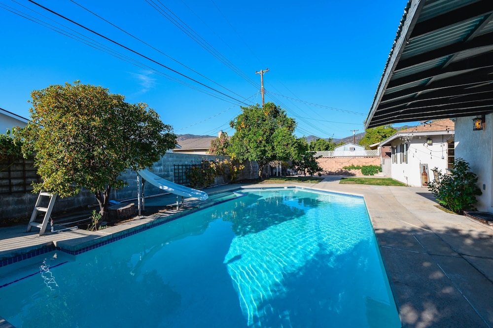 Luxury Estate With Sparkling Pool Elegant Amenities