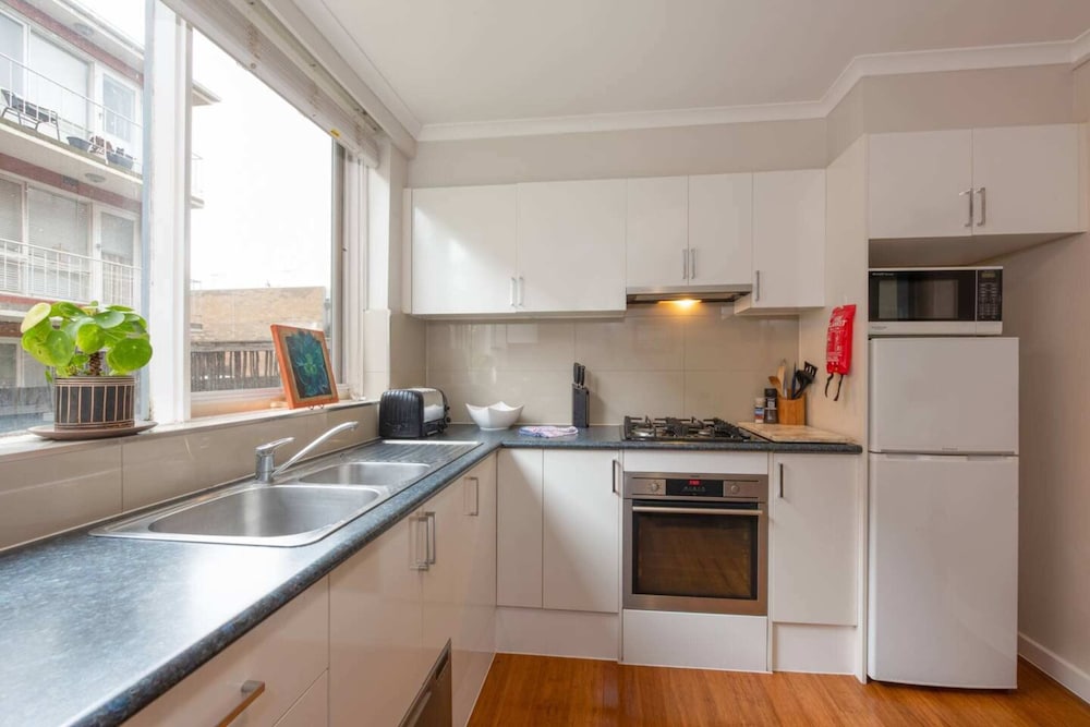 Light 2 Bedroom Apartment in Elwood With Balcony view 4