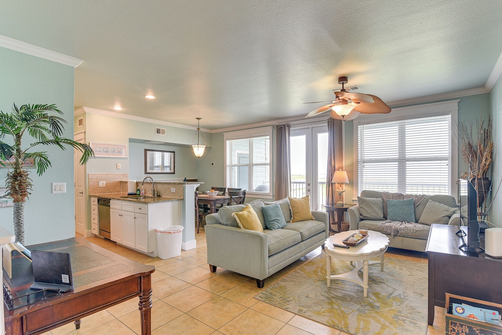 Walk to Beach: Condo w/ Bay View in Galveston