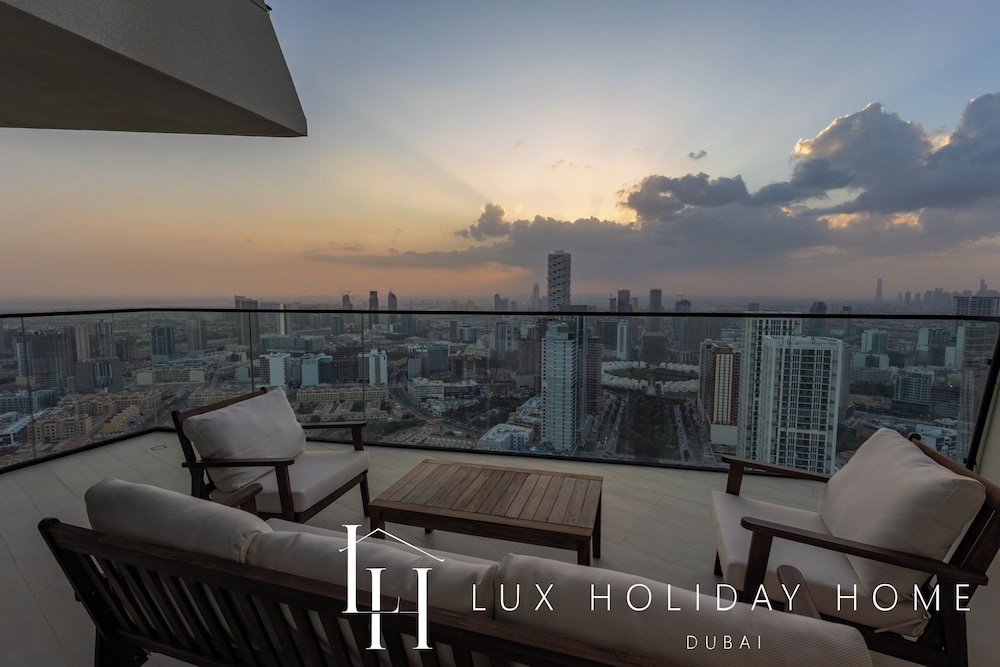 LUX The Phantom Sky Pool Suite