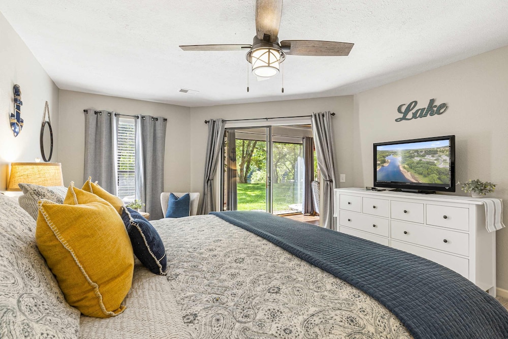 Lakefront Paradise at the Pointe - Multiple Pools
