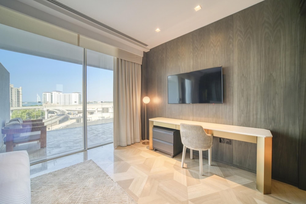 Modern Sea View Apt at the Five Palm Jumeirah
