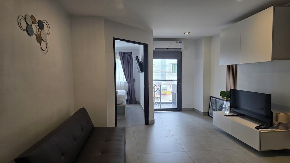 Bright & Breezy -1BR T1 211