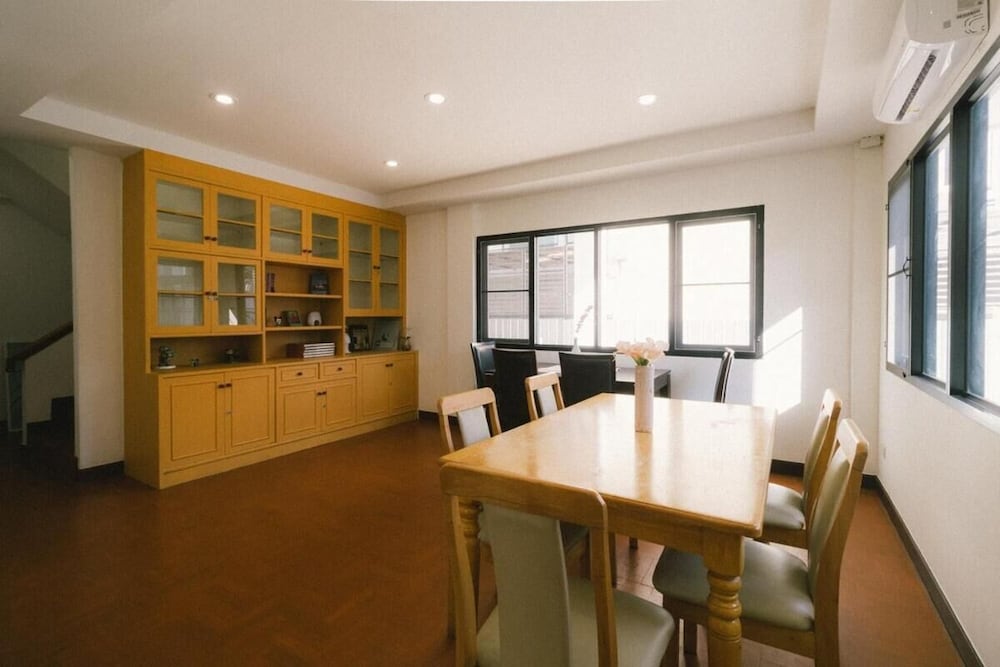 Modern Family House - 4 Bedrooms 5 Mins From Old Town With Gallery - Deja Home