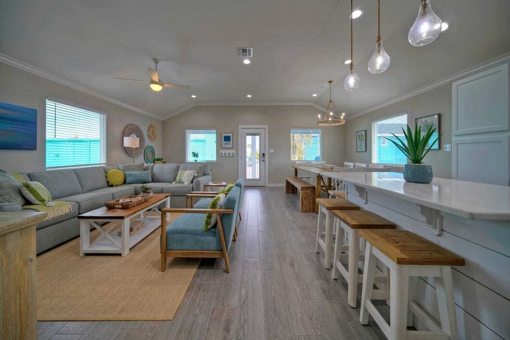 Sleeps 16 2 Homes, Priv Pool, Ping-pong 1block to Alister St. Shops & Dining