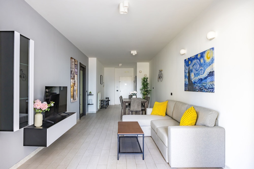 Casa Kenzo With Parking by Napoliapartments