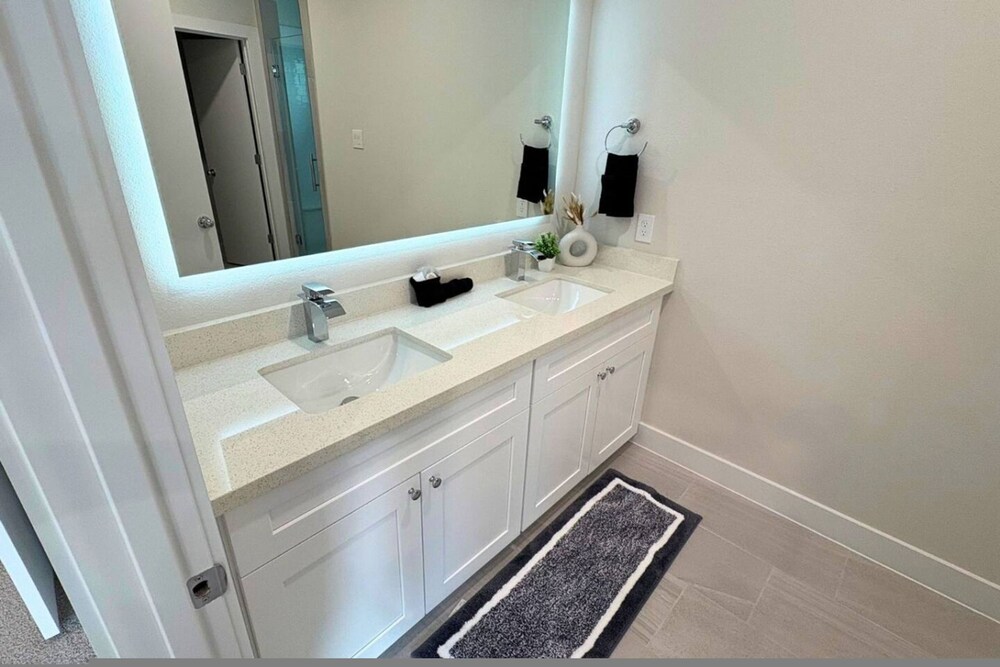 Gated Modern 3BR Near Downtown Med Center