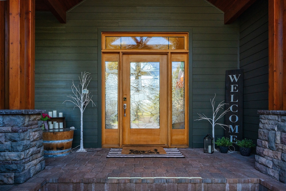Family-Friendly Dara Oaks Home with Private Hot Tub and BBQ on the Deck by RedAwning