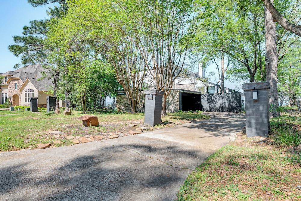 Luxe Family Gem in Montgomery: 'the Lake House!'
