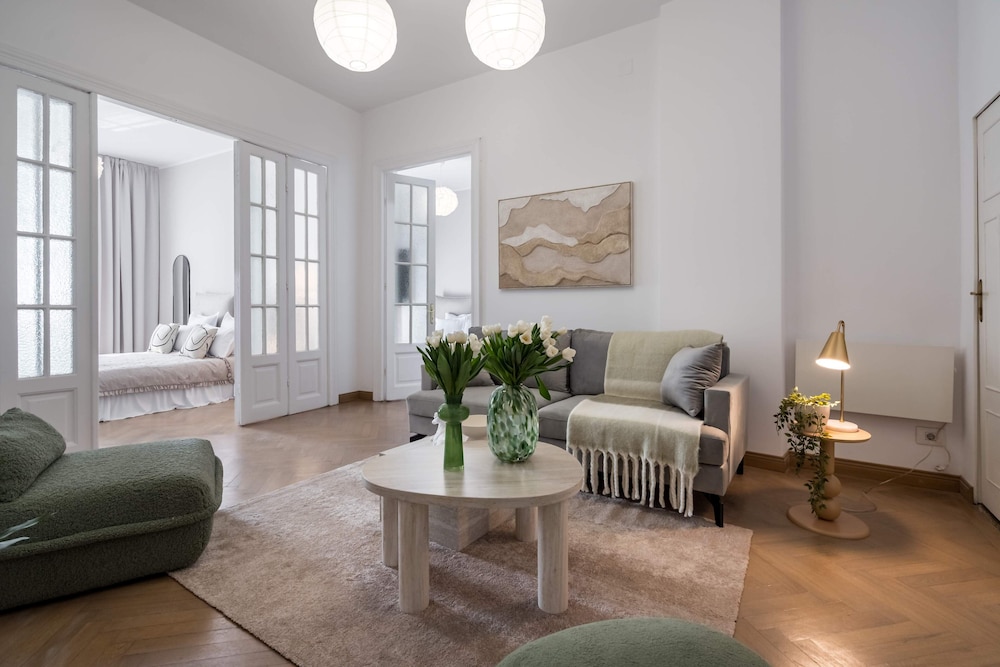 Calea 3BR Victoriei Stunner - Two Living Rooms - Balconies on the Avenue