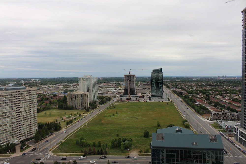 Lake View Luxury Condo by Elite Suites