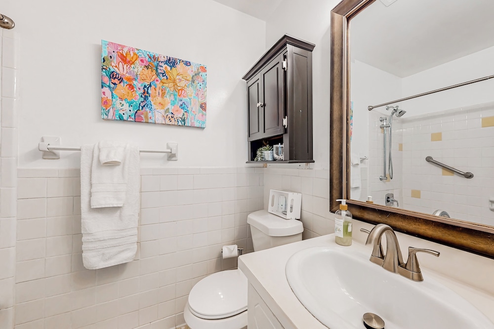3BR Next to Park w/ Large Yard, AC & W & D
