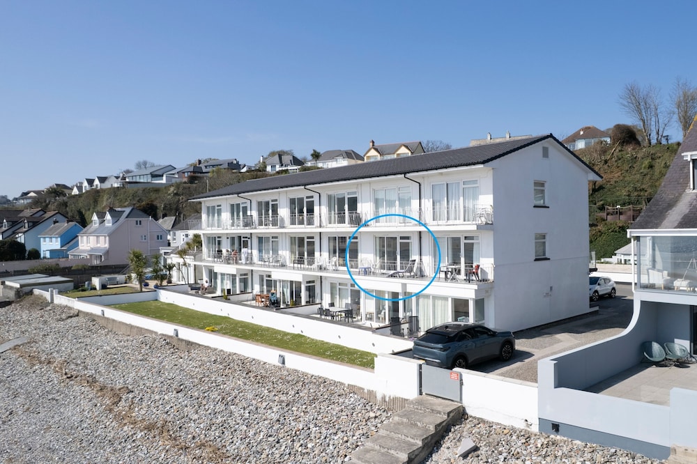 9 Strandways - Sea Views Parking Beach Access