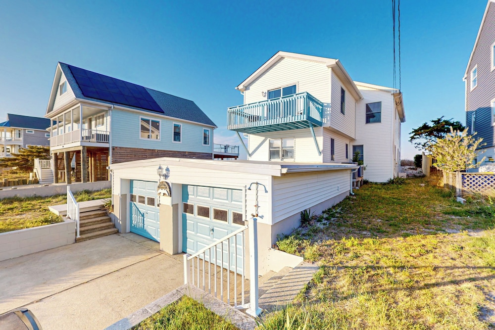 5BR Beachfront Home w/ Large Deck, Grill, W & D