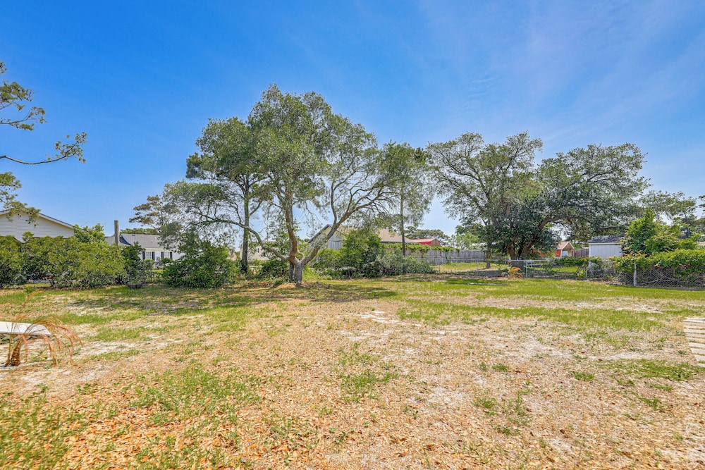 2 Blocks to Crystal Coast: Family-friendly Retreat