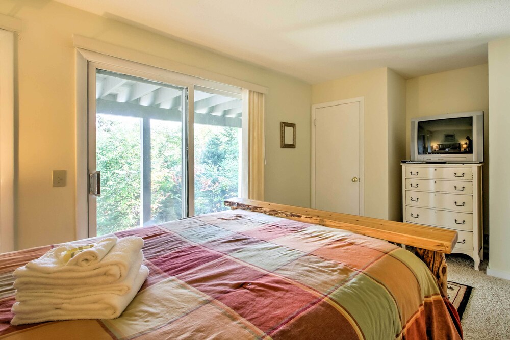 Cozy Bretton Woods Ski-in/ski-out Condo w/ Deck!