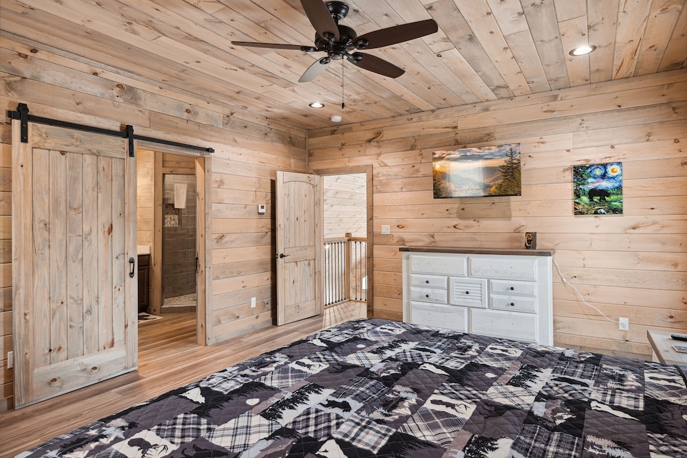 Stepping Stone 4 Bedroom Cabin by RedAwning view 5