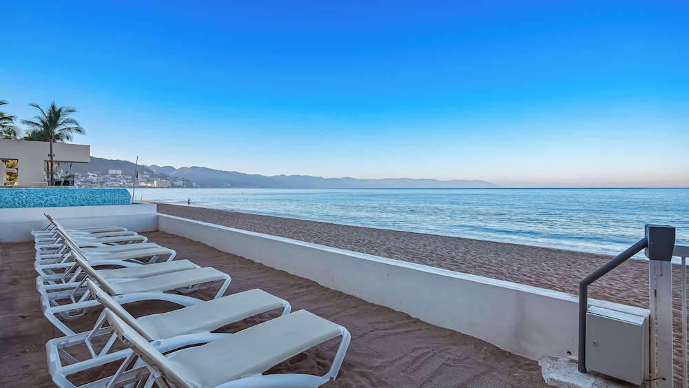 Gorgeous 1BR with Pools & Sea Views