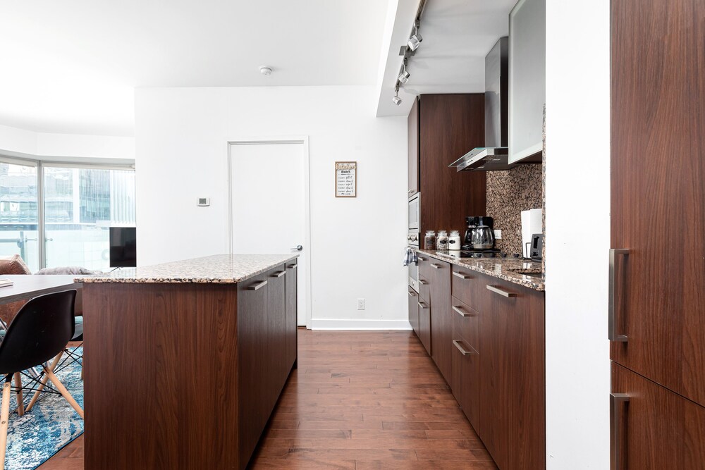 Downtown Toronto Condo near Scotiabank Arena