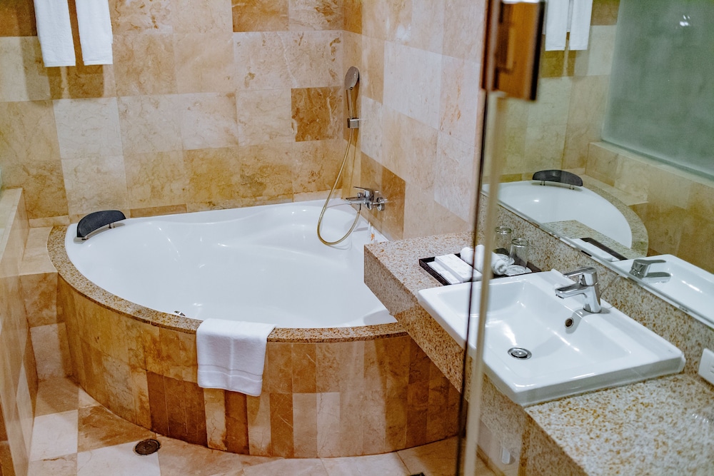 Crown Regency Courtyard Resort, Boracay Island - 11